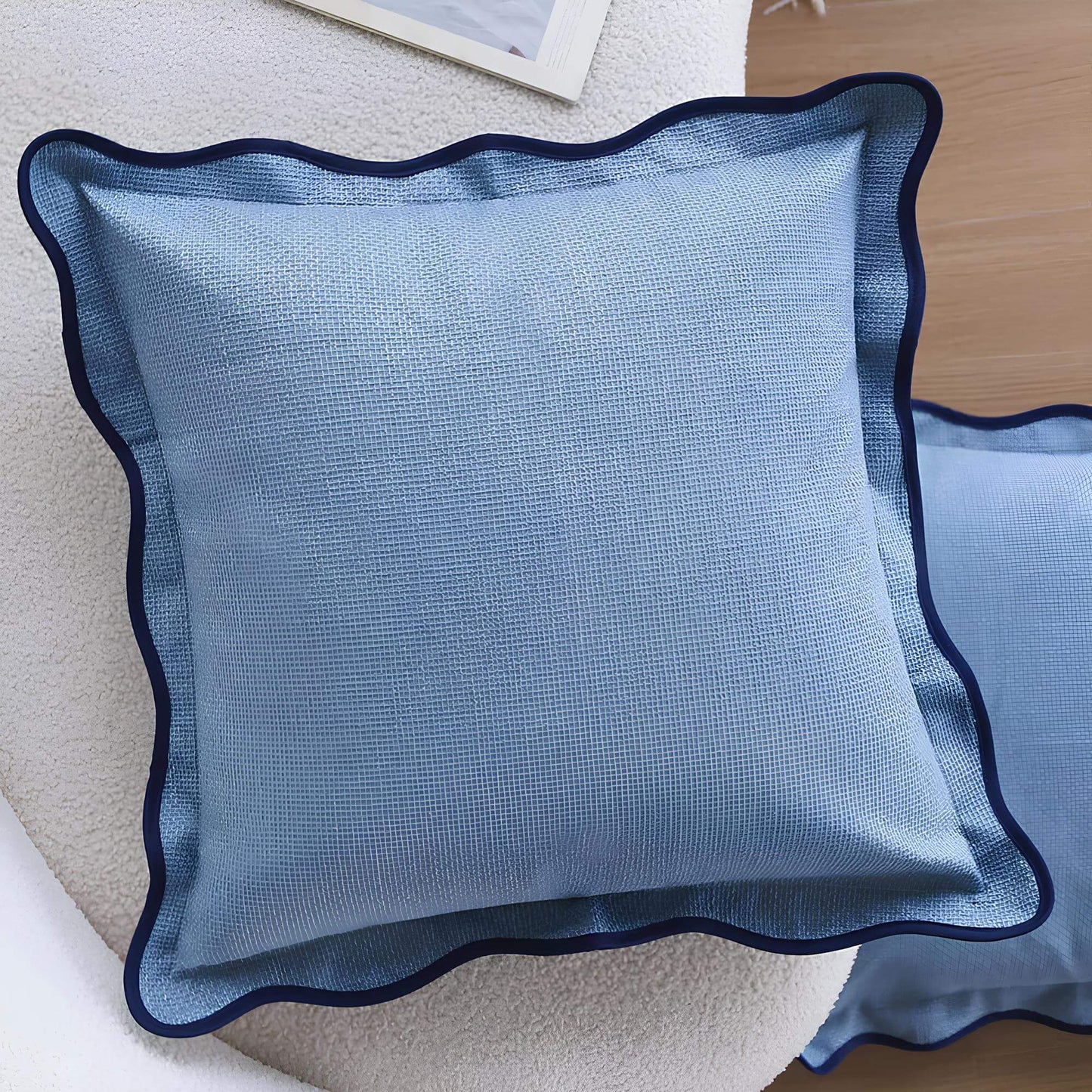 Coussin bleu à volants