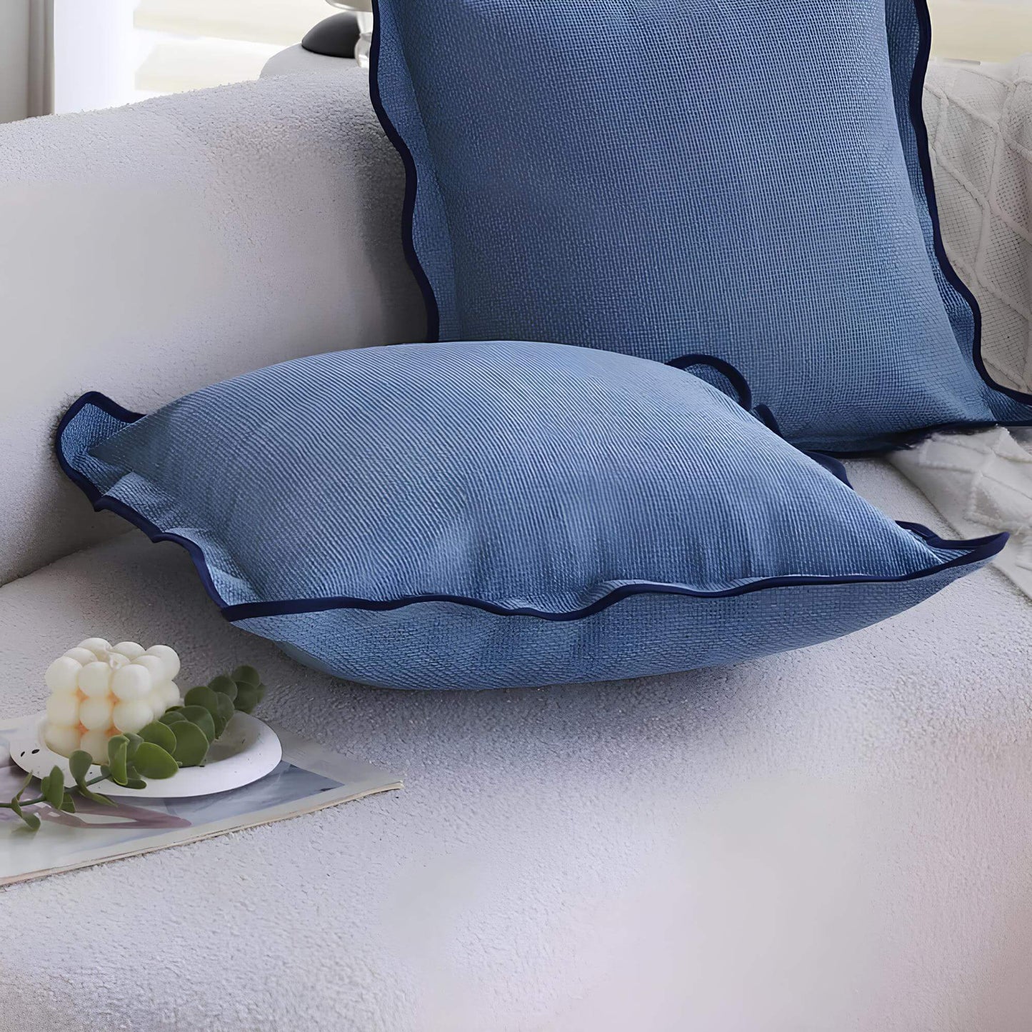 Coussin bleu à volants