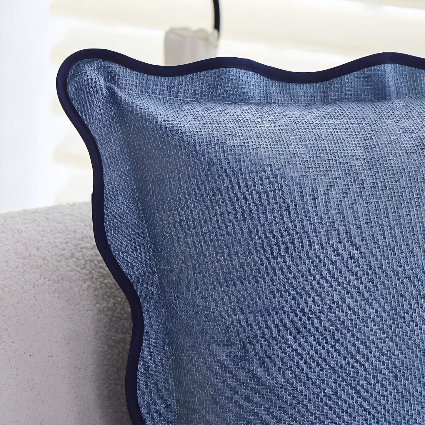Coussin bleu à volants