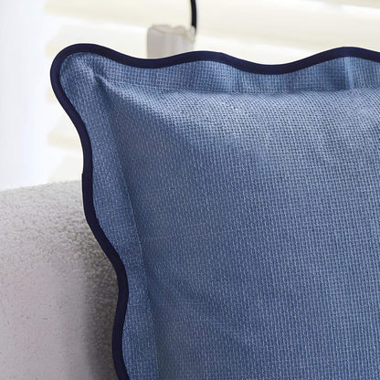 Coussin bleu à volants