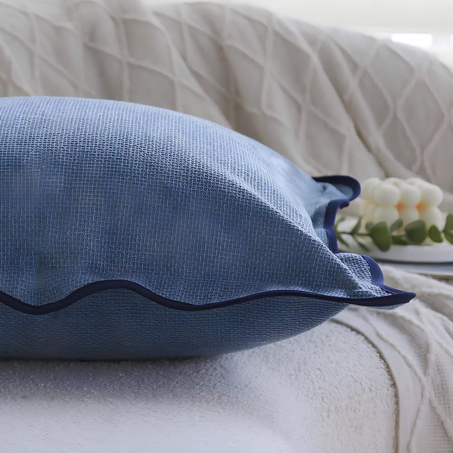 Coussin bleu à volants