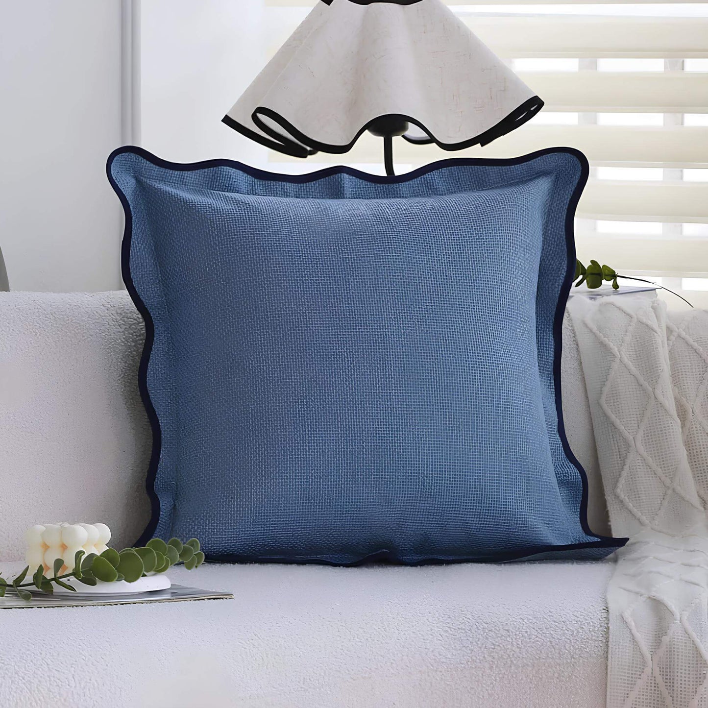 Coussin bleu à volants