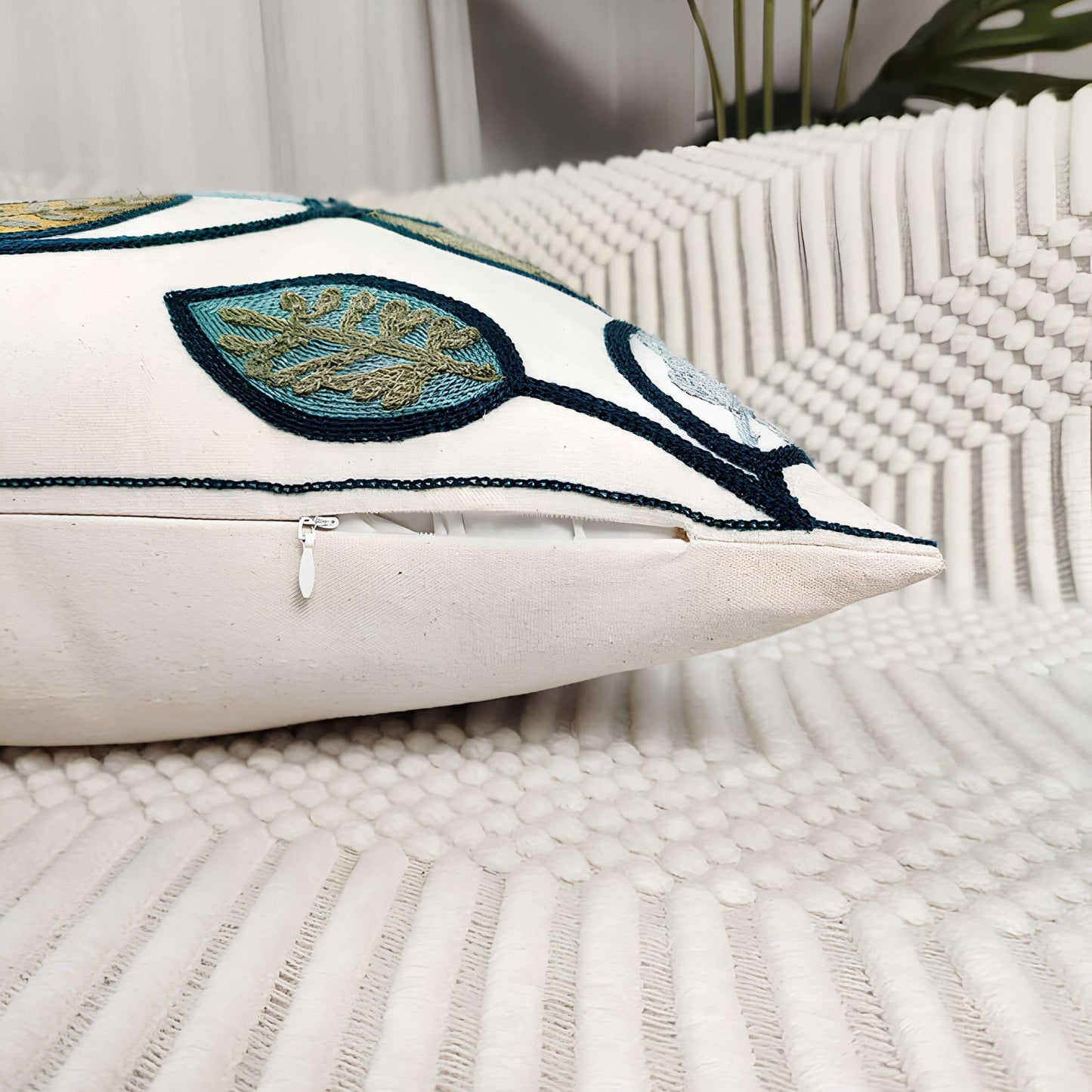 Coussin brodé feuille
