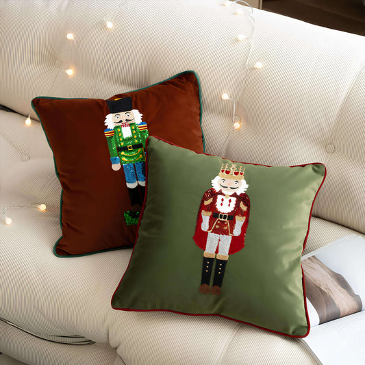 Coussin de noël brodé casse-noisette