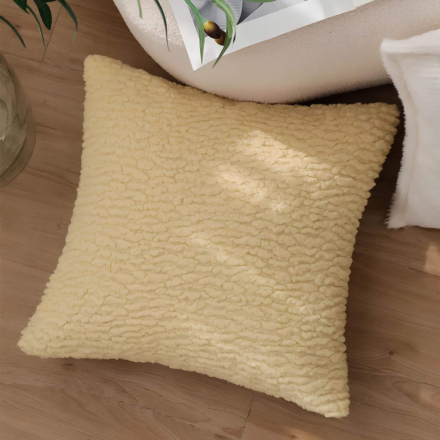 Coussin jaune peluche