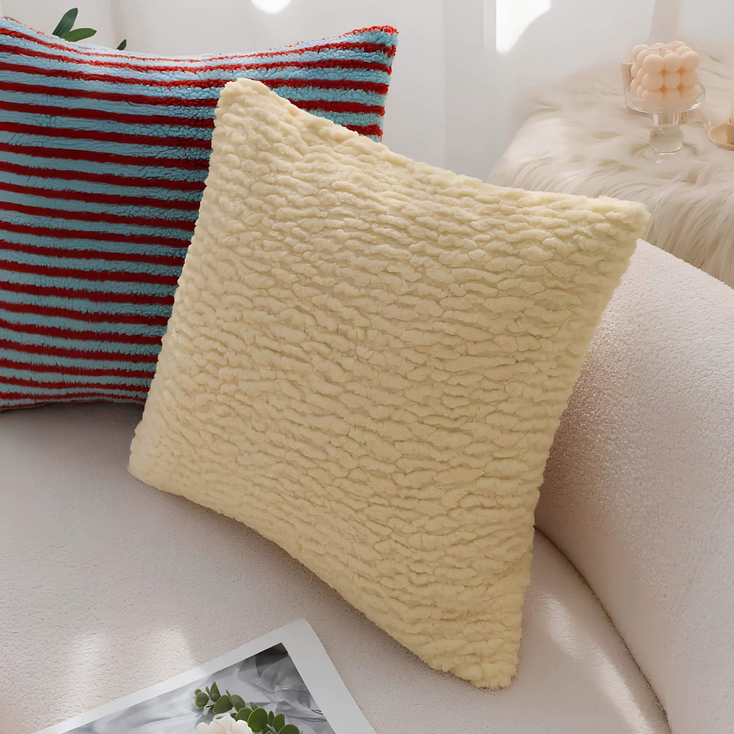 Coussin jaune peluche