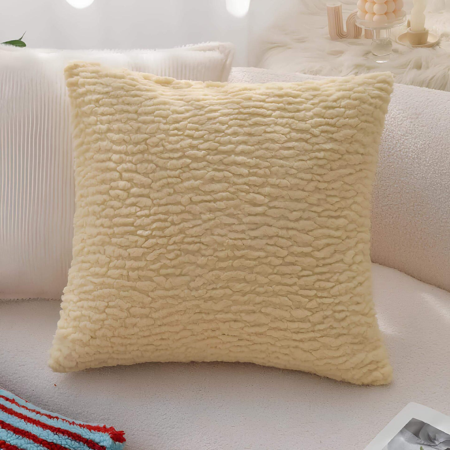 Coussin jaune peluche