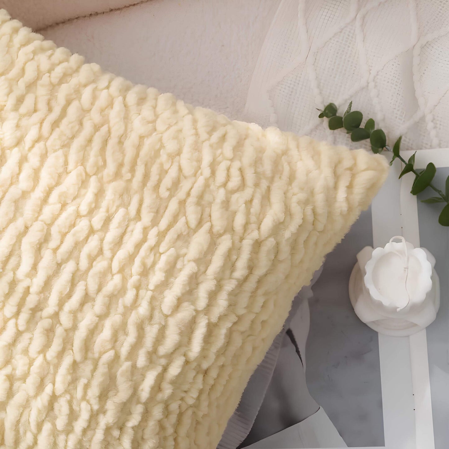Coussin jaune peluche