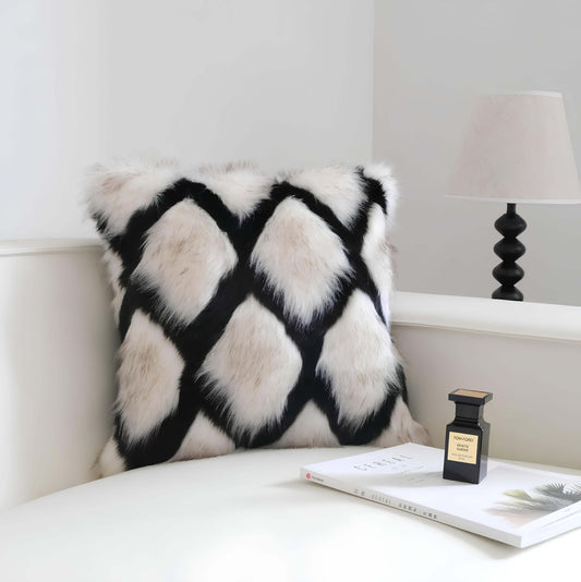 Coussin noir et blanc en fausse fourrure