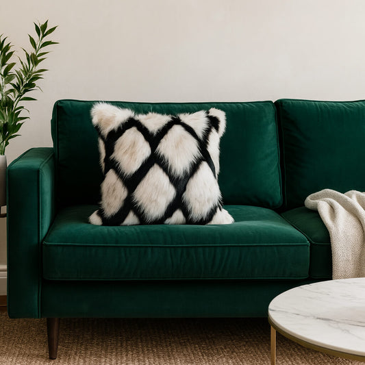 Coussin noir et blanc en fausse fourrure