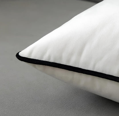 Coussin noir et blanc en velours