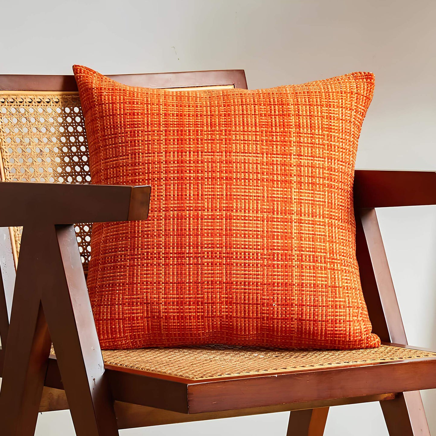 Coussin orange tissé moderne