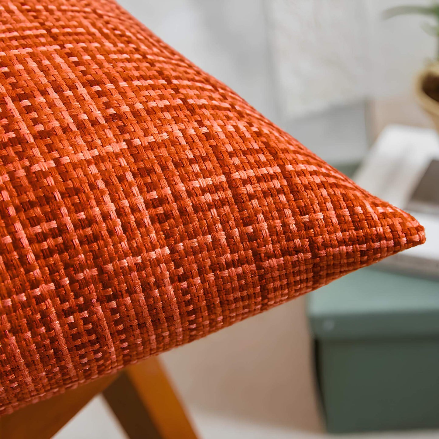 Coussin orange tissé moderne