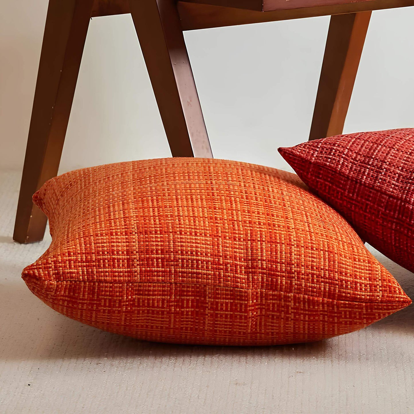 Coussin orange tissé moderne