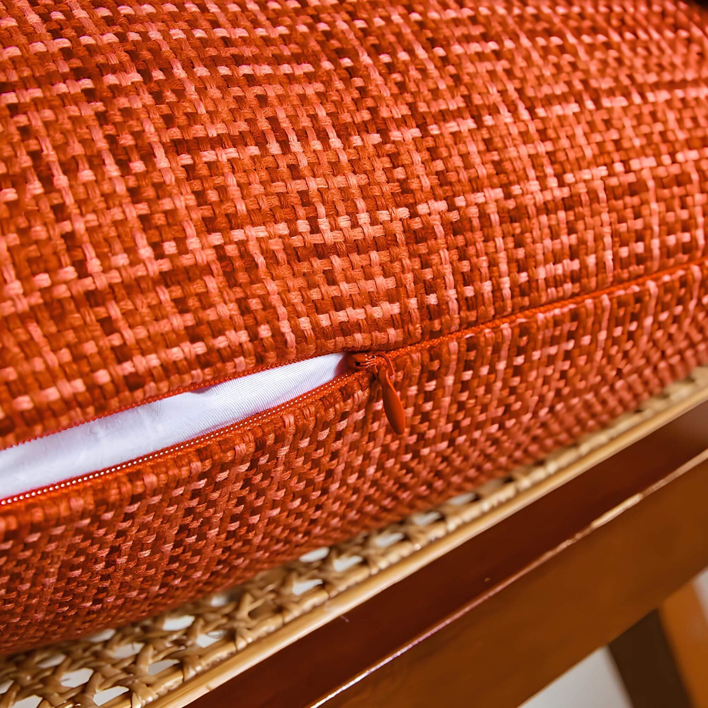 Coussin orange tissé moderne