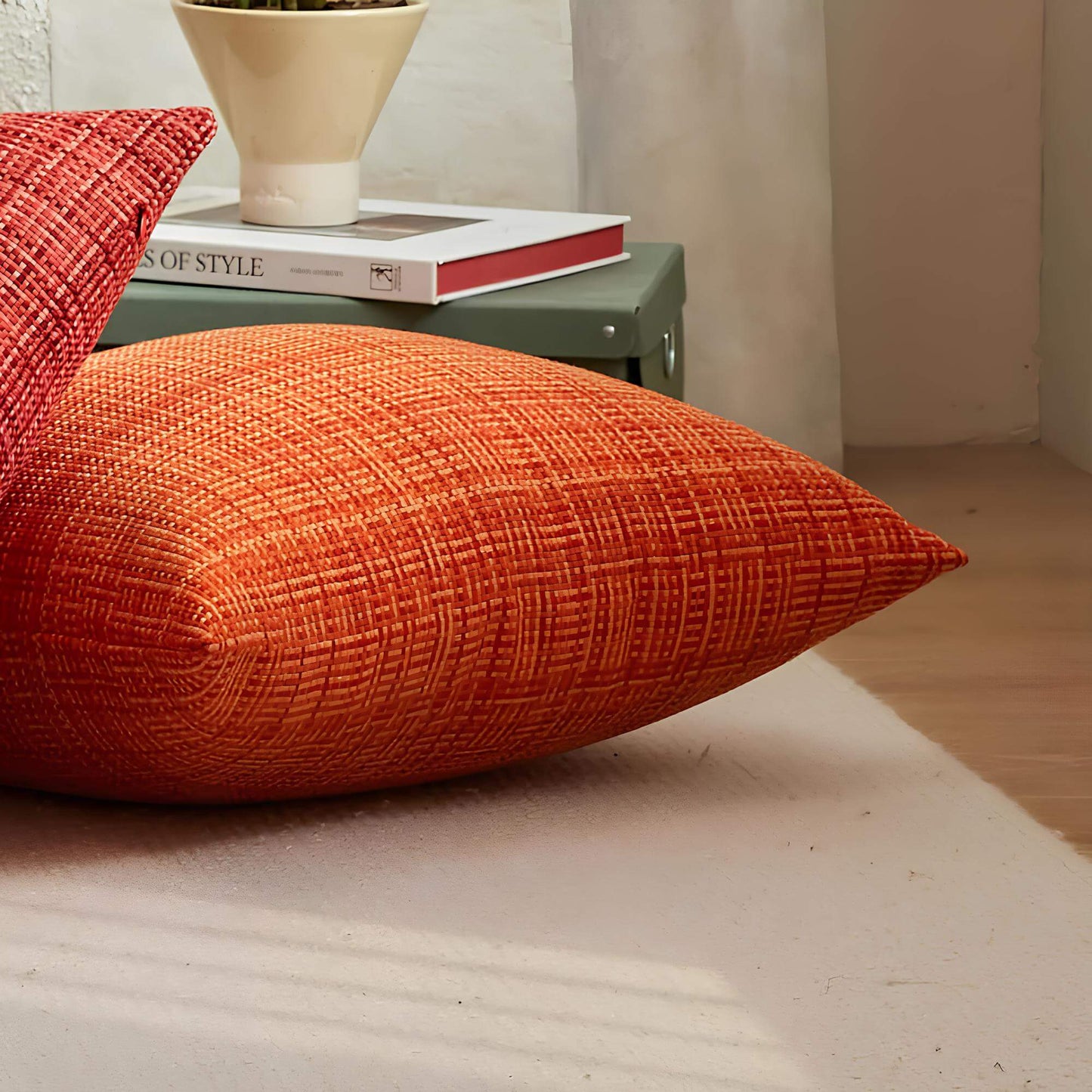 Coussin orange tissé moderne